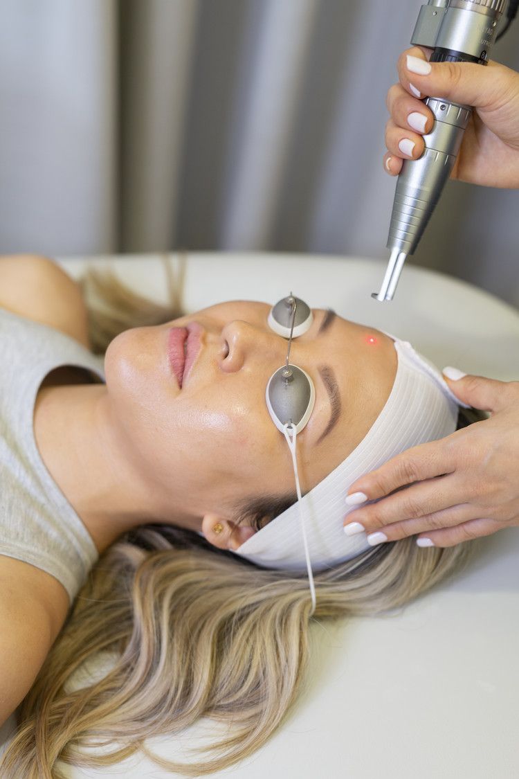 Pico Laser vs IPL: Perbandingan Lengkap untuk Menghilangkan Bekas Jerawat