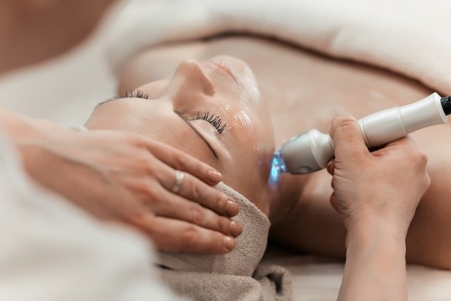 Panduan Lengkap Biaya dan Jenis Perawatan Laser Wajah di Reglow Clinic by dr. Shindy Putri