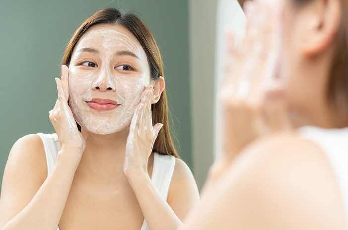 Apa Bedanya Peeling dan Eksfoliasi? Pahami Perbedaannya